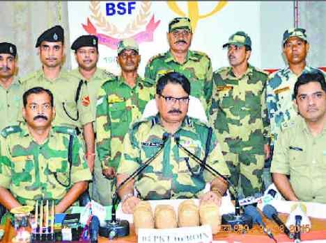 firing on pakistan border, BSF seized heroin of 20 crore