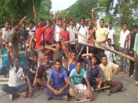 Stopped vehicles at youths