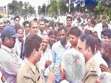 police lathicharge on farmers
