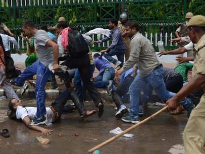 police and student face to face in lucknow