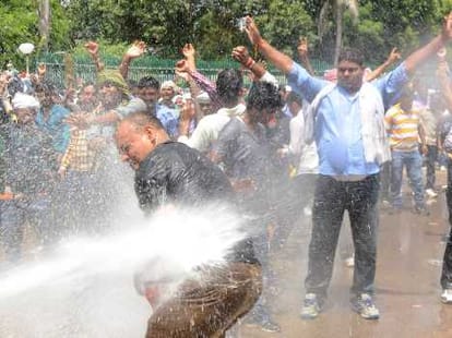 police and student face to face in lucknow