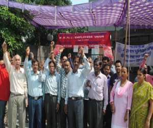 bsnl employees on strike.