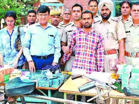 drug racket in panchkula, man supplying drugs on cycle