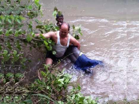 car fell into canal, 3 dead
