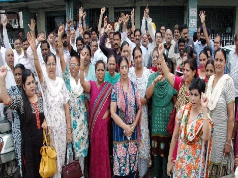 strike disrupts life, no govt office works