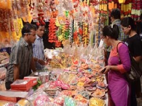 Motichur , pearl necklaces , decorated in welcoming market