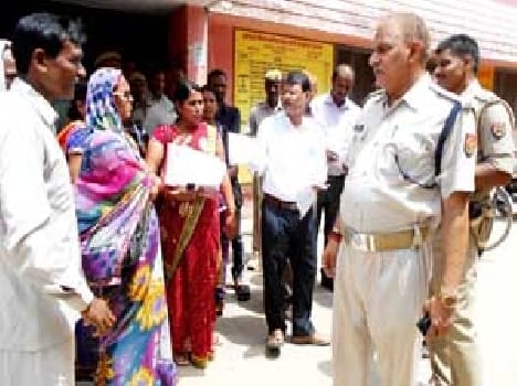  Sit-in protest at the police chased asha