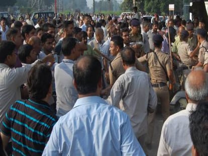 fight in haridwar in strike, police lathicharge.