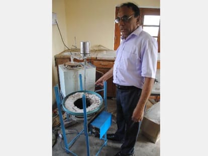 iit bhu made a machine to make petroleum from garbage