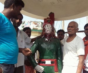 statue of the patriot broken by a men