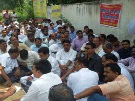 The teachers of the police siege