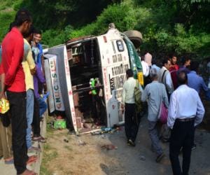 bus accident in pauri, 22 injured.