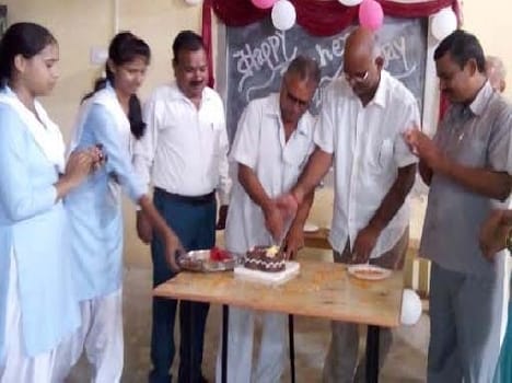 Teachers' Day celebrated by cutting a cake students