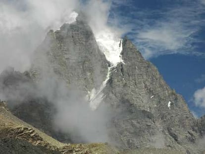 high alert in manimahesh after snowfall.