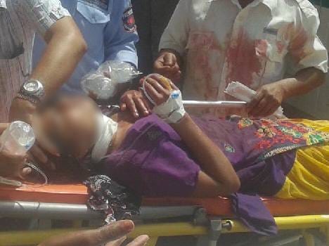 relation break up with young girl, crazy young man stabbed her