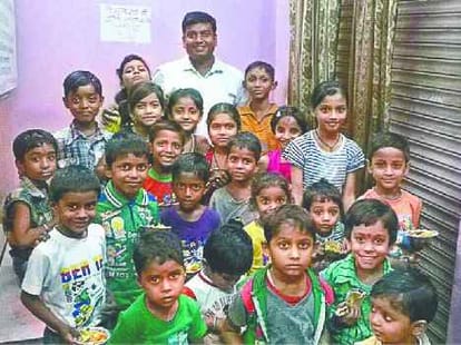 this delhi doctor teaches poor children on his own expenses