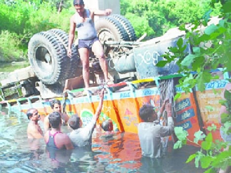 Truck Driver Immersed to river