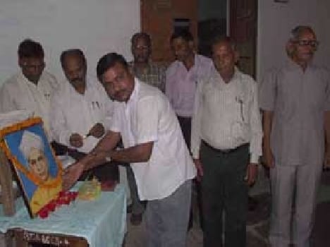 Radhakrishnan bitten by children on the anniversary cake