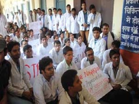 To vacate hostels on dharna in protest of students