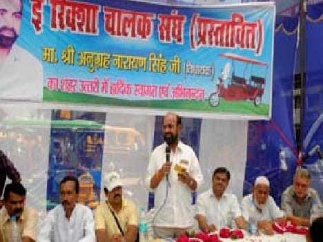 E - rickshaw driver insisted to refuse registration