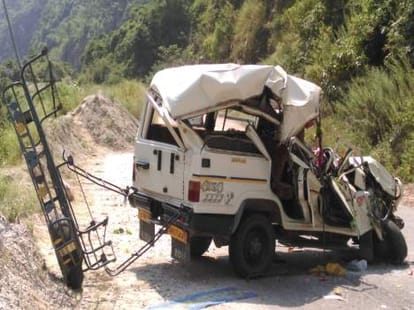 accident between jeep and bus, 10 injured.