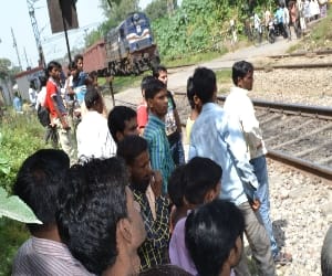 old man died on railway track in faridabad