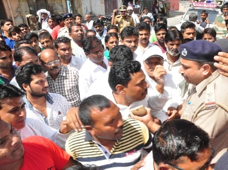 police stopped crowd on  dera gate