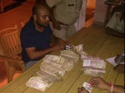 UP: in Police checking  28 million cash foundfrom the car