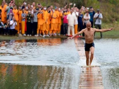 shaolin monk who can run in waters broke his own record