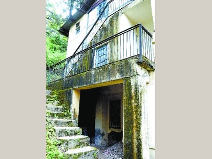 Govt staff decry lack of facilities at housing quarters.
