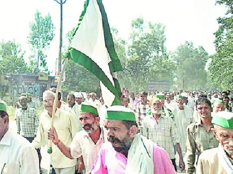 Farmers entered the punctum Sugar Mill