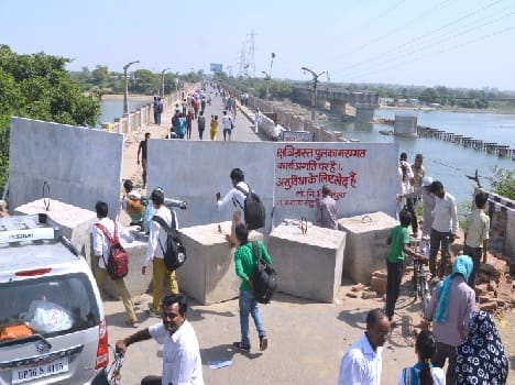 traffic blocked on yamuna bridge