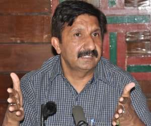 a person give threats to himachal minister mukesh agnihotri.