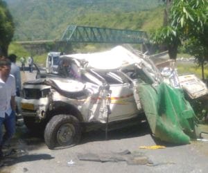 taxi fell into trench, three died.
