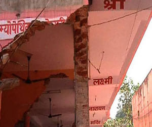dda team faces agression and protest of localites when reach to destruct temple in laxmi nagar