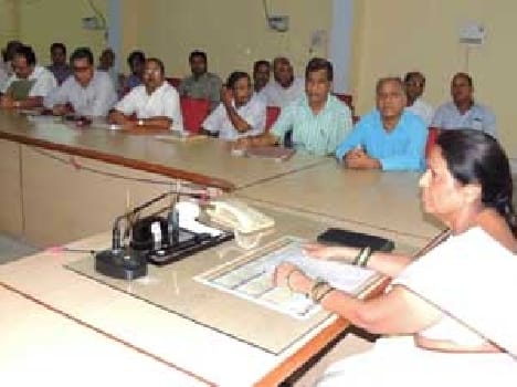 Paper will punish officials who meet quorum