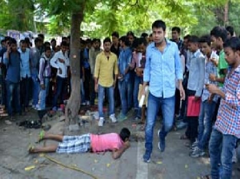 Union youth murdered in broad daylight in front of the hall , four bullets Marin