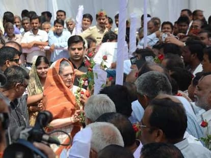 sonia gandhi get emotional his raibareilly tour