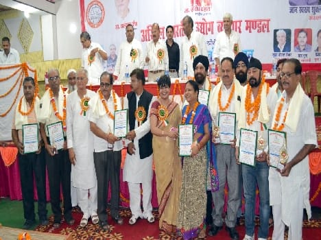 Traders had 11 merchant Bhushan Award