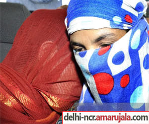 diplomat hand over Nepali women's to his guest