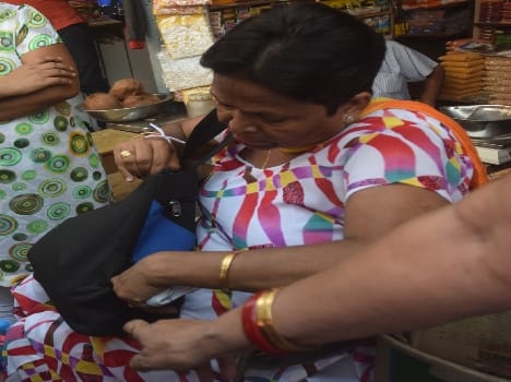 pick pocket cut bag of woman, 29 thousand cash lost