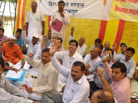  Teachers protest over pension policy
