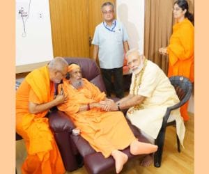 modi met guru dayanand sarswati.