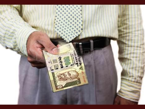 man arrested for offering 500 Rs as bribe to DM of bijnaur