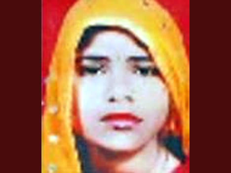rape victim hanged by goons in  shahjahanpur