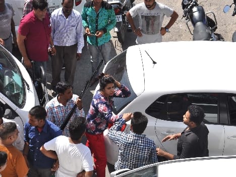Cars Bhidin first, then the young woman went on, slapping away the market