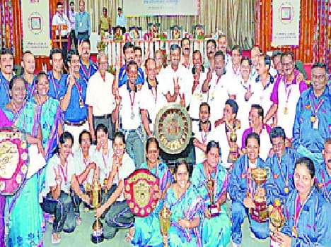 winning player awarded in dak carom