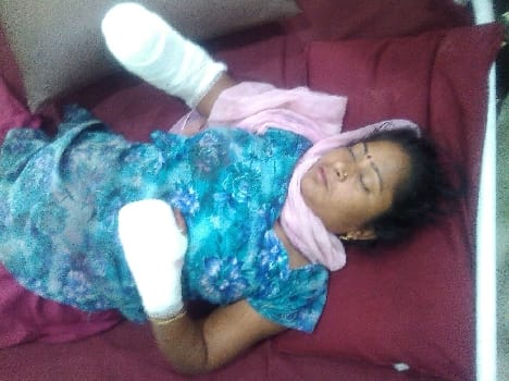 Women 's wrist cut in illegal plastic factory