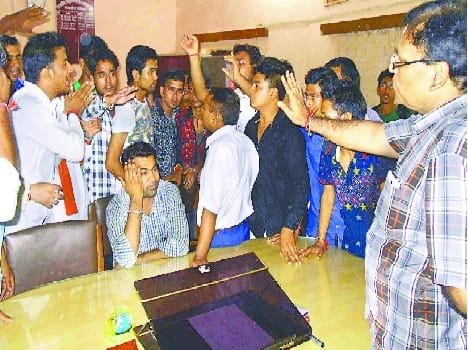 Serried ABVP and NSUI workers