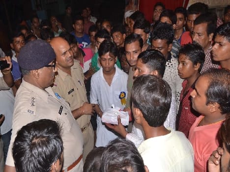 Jlvihar yatra devotees Ftkari sticks at police